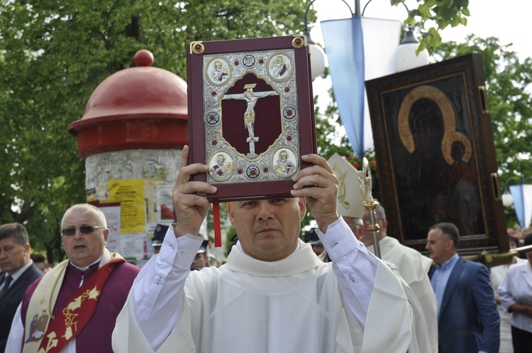 Powitanie ikony MB Częstochowskiej w parafii św. Jakuba w Głownie