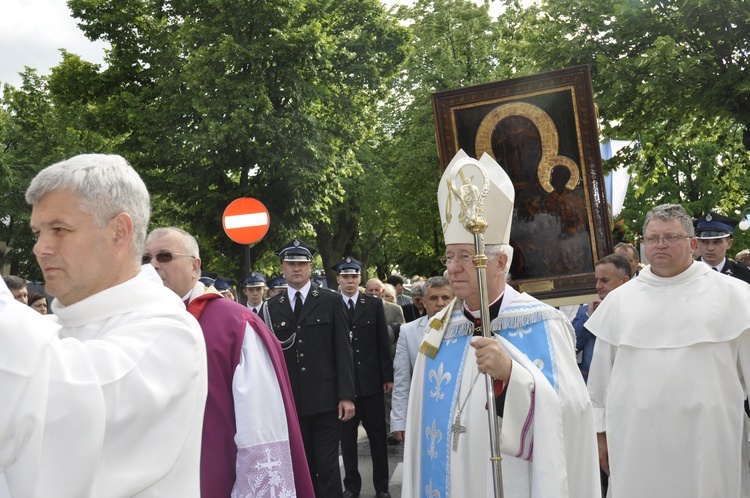 Powitanie ikony MB Częstochowskiej w parafii św. Jakuba w Głownie