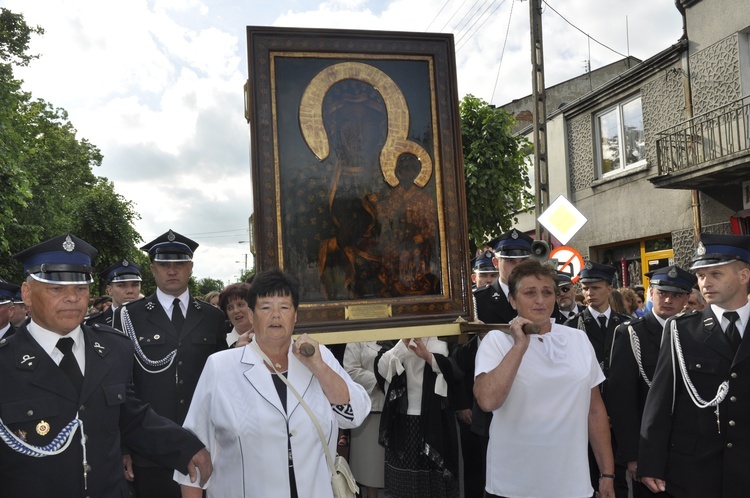 Powitanie ikony MB Częstochowskiej w parafii św. Jakuba w Głownie