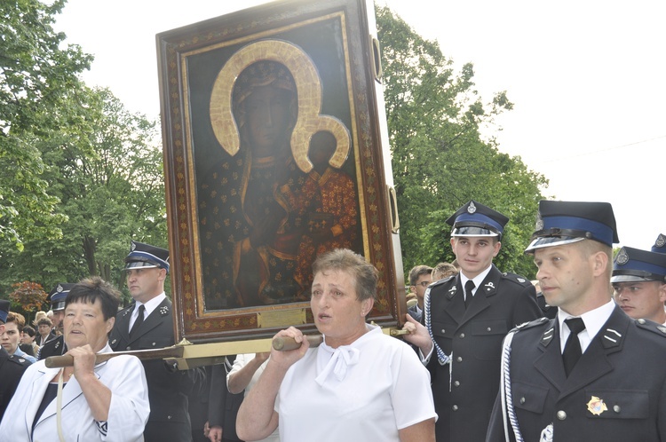 Powitanie ikony MB Częstochowskiej w parafii św. Jakuba w Głownie