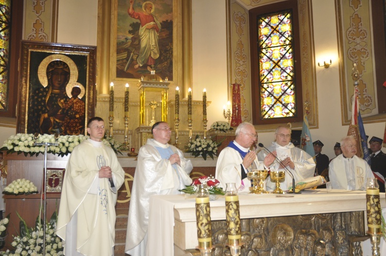 Powitanie ikony MB Częstochowskiej w parafii św. Jakuba w Głownie