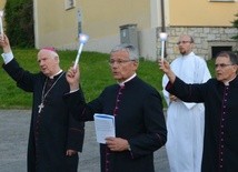 Procesja z zapalonymi świecami to nieodłączny element peregrynacji.