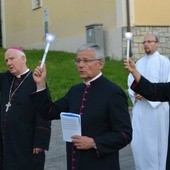 Procesja z zapalonymi świecami to nieodłączny element peregrynacji.