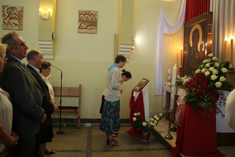 Powitanie ikony MB Częstochowskiej w parafii św. Barbary w Głownie