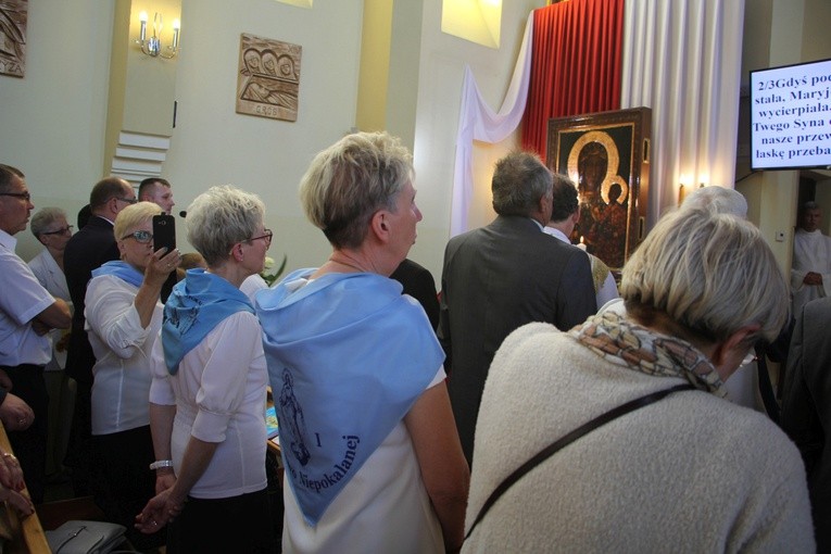 Powitanie ikony MB Częstochowskiej w parafii św. Barbary w Głownie