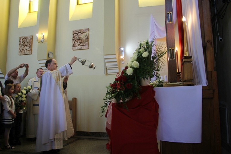 Powitanie ikony MB Częstochowskiej w parafii św. Barbary w Głownie