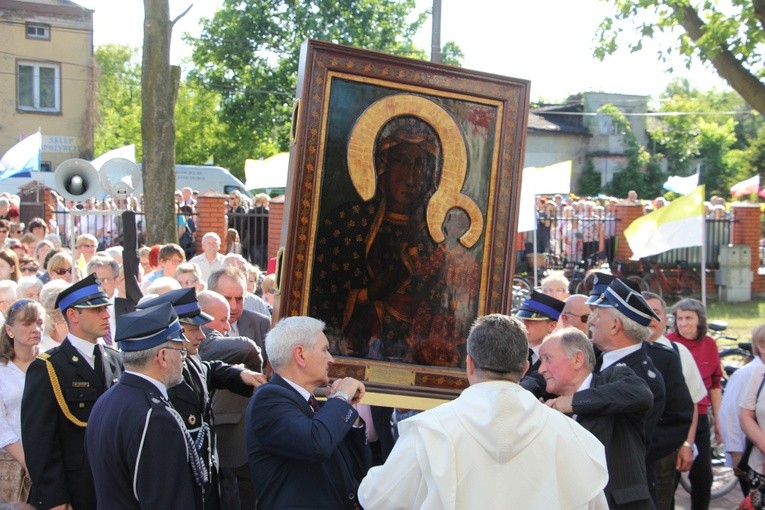 Powitanie ikony MB Częstochowskiej w parafii św. Barbary w Głownie
