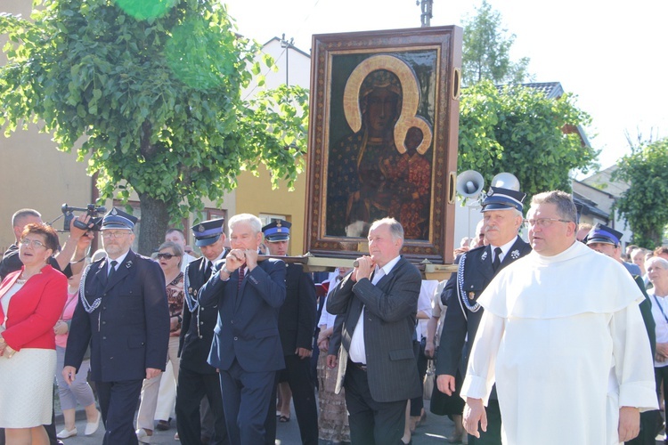 Powitanie ikony MB Częstochowskiej w parafii św. Barbary w Głownie