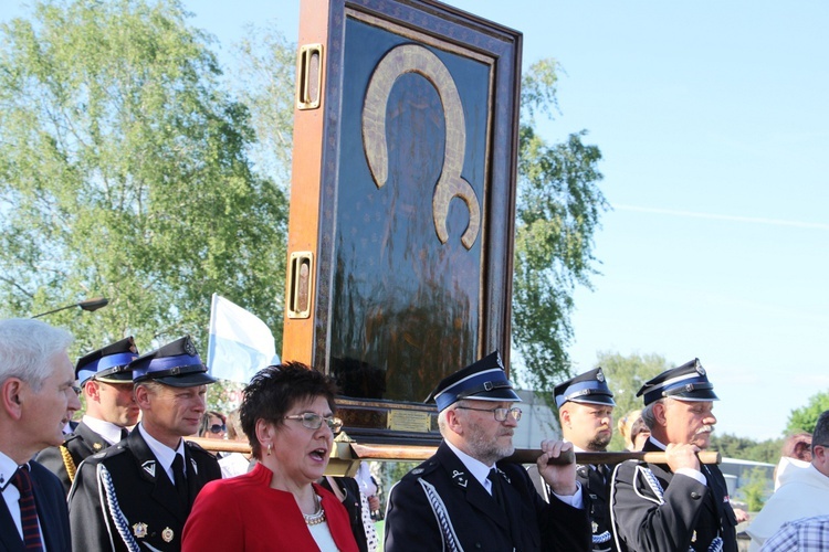 Powitanie ikony MB Częstochowskiej w parafii św. Barbary w Głownie