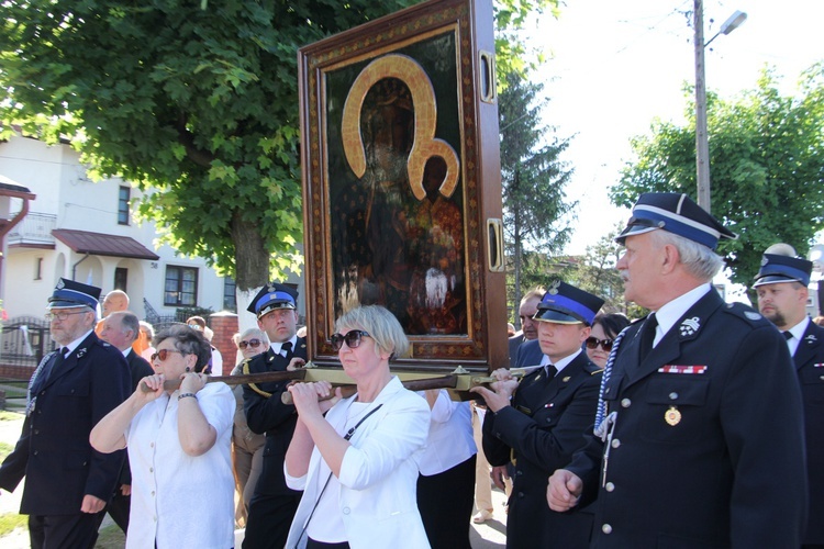 Powitanie ikony MB Częstochowskiej w parafii św. Barbary w Głownie