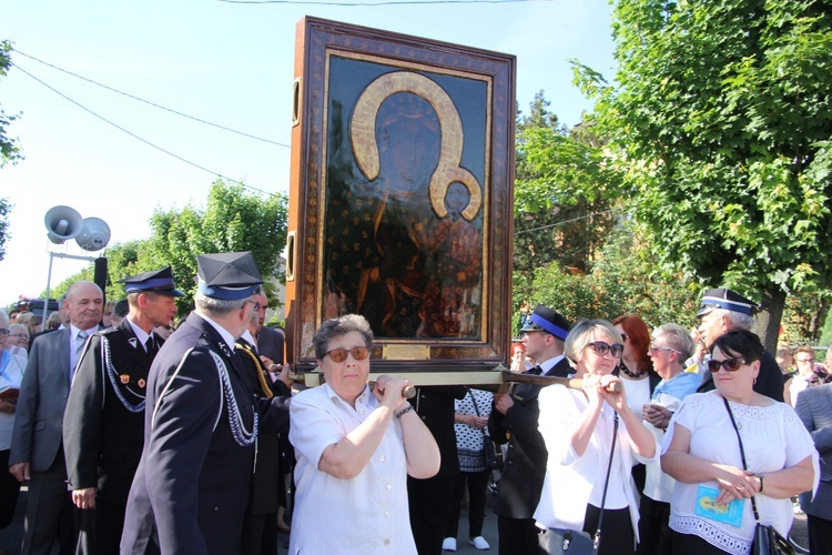 Powitanie ikony MB Częstochowskiej w parafii św. Barbary w Głownie