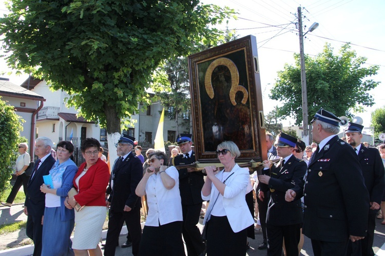 Powitanie ikony MB Częstochowskiej w parafii św. Barbary w Głownie