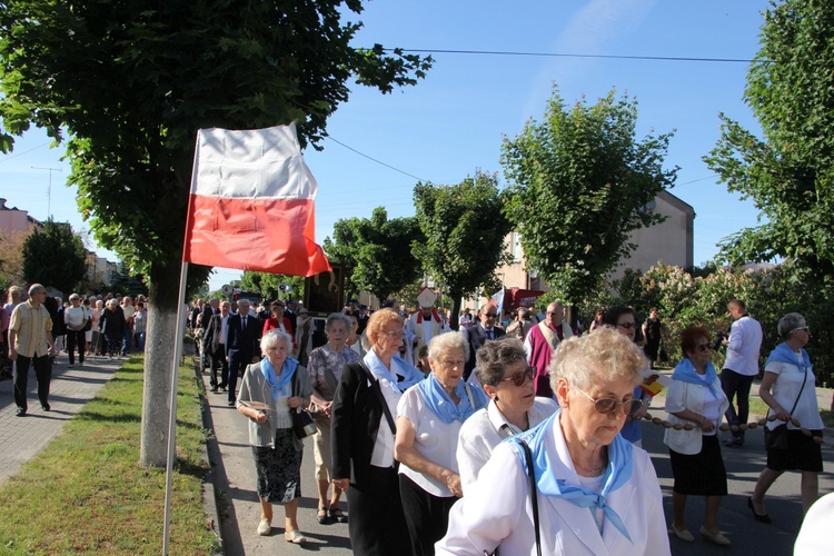 Powitanie ikony MB Częstochowskiej w parafii św. Barbary w Głownie