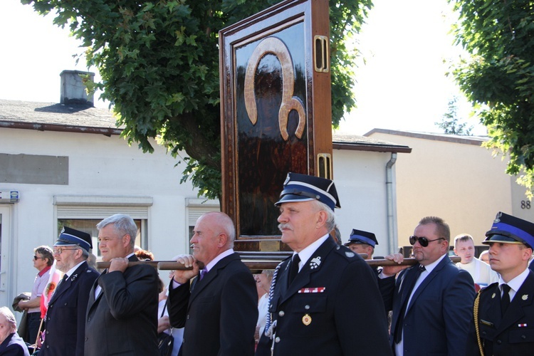 Powitanie ikony MB Częstochowskiej w parafii św. Barbary w Głownie