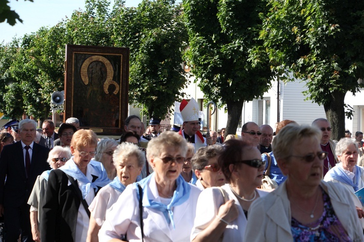 Powitanie ikony MB Częstochowskiej w parafii św. Barbary w Głownie