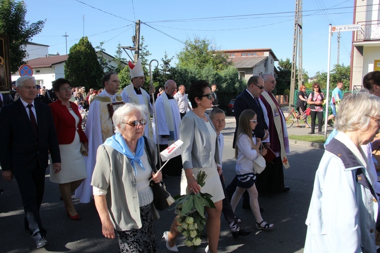 Powitanie ikony MB Częstochowskiej w parafii św. Barbary w Głownie