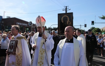 Powitanie ikony MB Częstochowskiej w parafii św. Barbary w Głownie