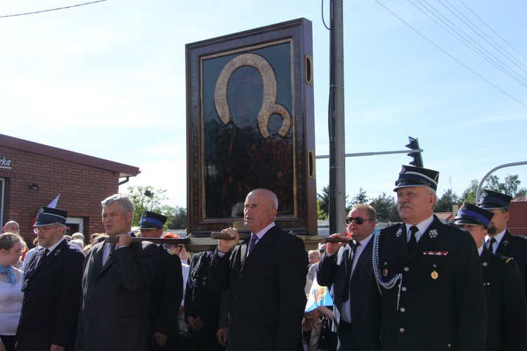 Powitanie ikony MB Częstochowskiej w parafii św. Barbary w Głownie