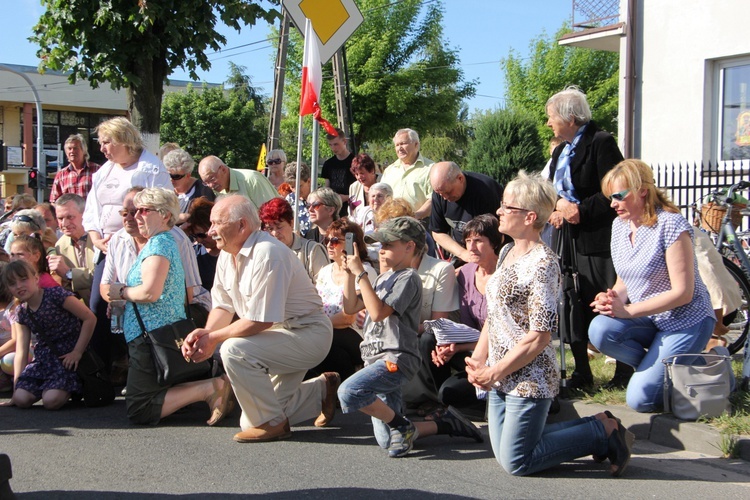 Powitanie ikony MB Częstochowskiej w parafii św. Barbary w Głownie