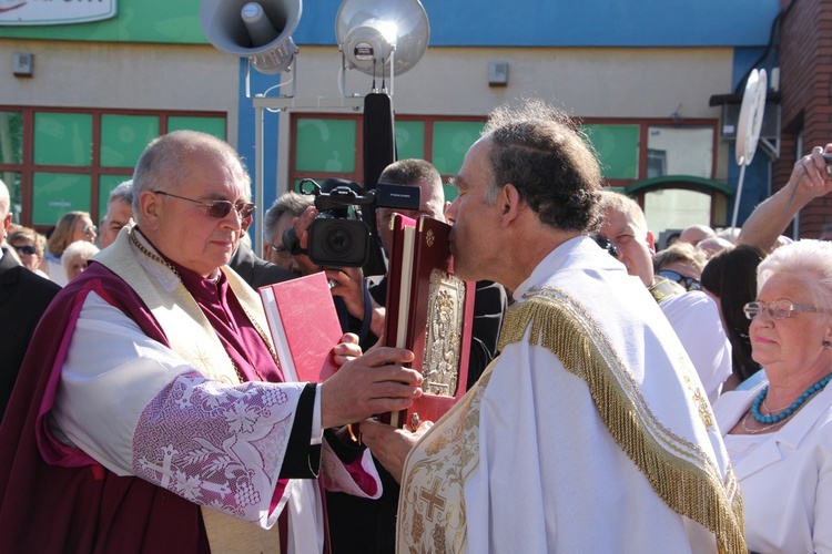 Powitanie ikony MB Częstochowskiej w parafii św. Barbary w Głownie