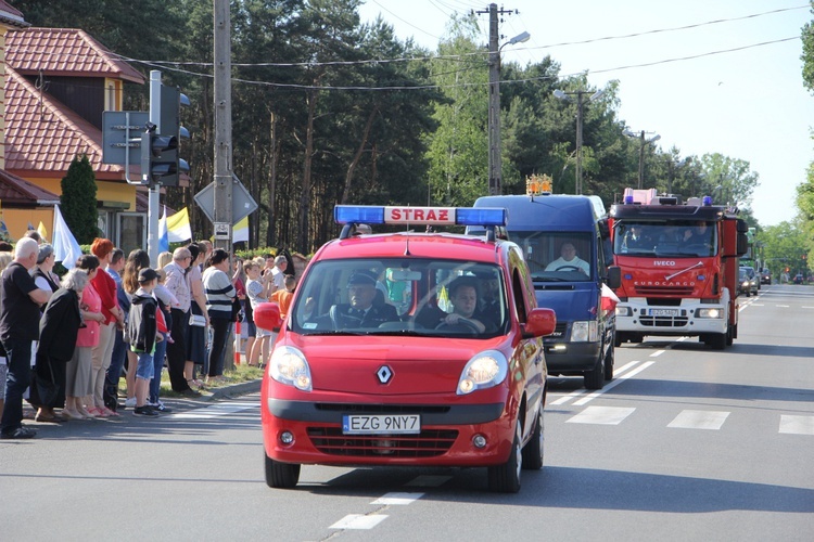 Powitanie ikony MB Częstochowskiej w parafii św. Barbary w Głownie