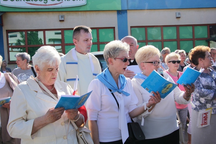 Powitanie ikony MB Częstochowskiej w parafii św. Barbary w Głownie