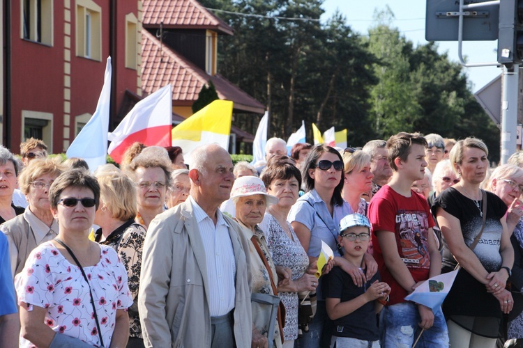 Powitanie ikony MB Częstochowskiej w parafii św. Barbary w Głownie