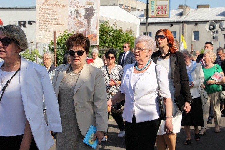 Powitanie ikony MB Częstochowskiej w parafii św. Barbary w Głownie
