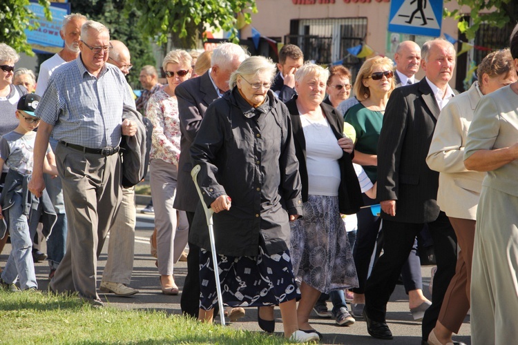 Powitanie ikony MB Częstochowskiej w parafii św. Barbary w Głownie