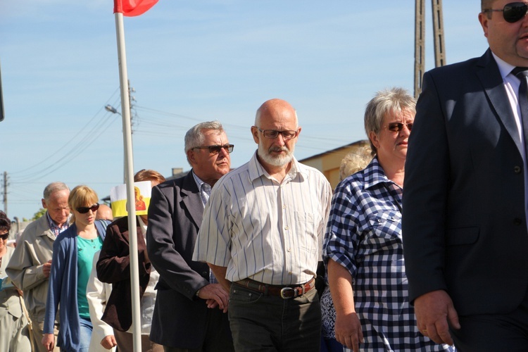 Powitanie ikony MB Częstochowskiej w parafii św. Barbary w Głownie