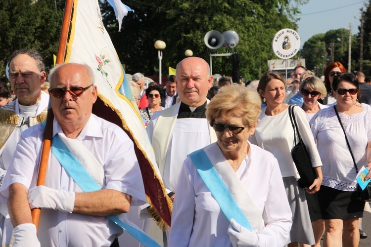 Powitanie ikony MB Częstochowskiej w parafii św. Barbary w Głownie