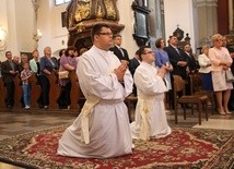 Nowi wyświęceni kapłani diecezji łowickiej - ks. Rafał Woronowski (po lewej) i ks. Szymon Smółka.