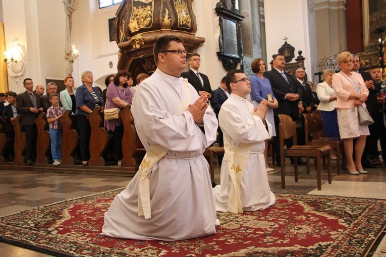 Nowi wyświęceni kapłani diecezji łowickiej - ks. Rafał Woronowski (po lewej) i ks. Szymon Smółka.