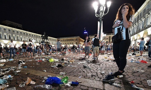 Opustoszała strefa kibica na placu San Carlos w Turynie