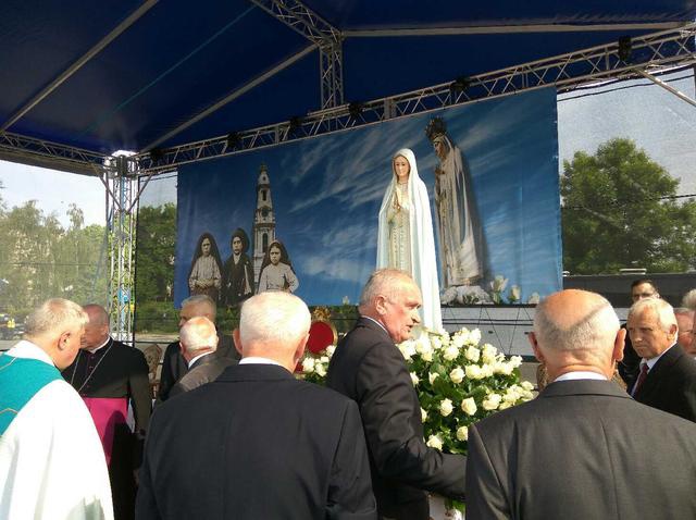 Procesja z figurą Matki Bożej Fatimskiej na plac koronacyjny