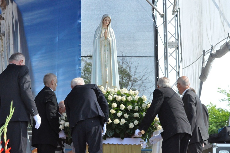 Wierni towarzyszą Maryi na plac koronacyjny