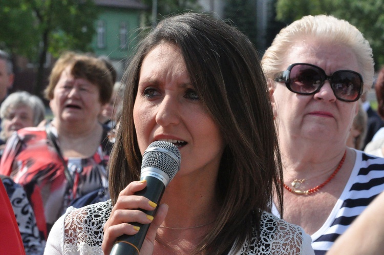 Wierni towarzyszą Maryi na plac koronacyjny