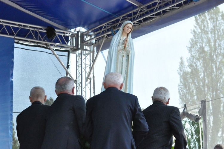 Wierni towarzyszą Maryi na plac koronacyjny