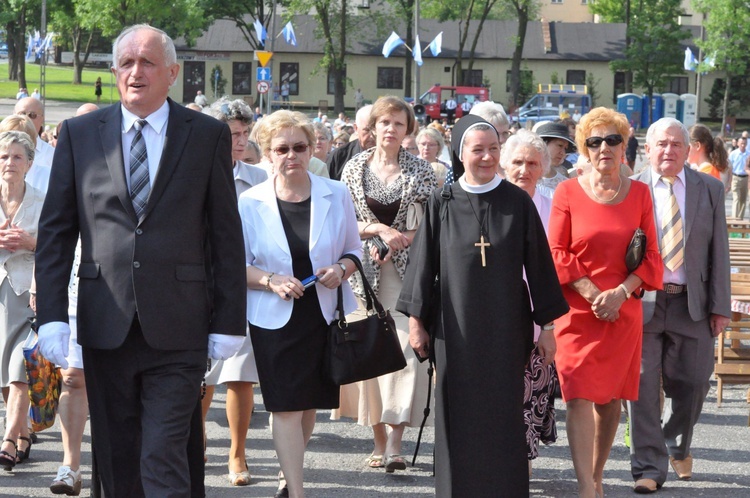 Wierni towarzyszą Maryi na plac koronacyjny