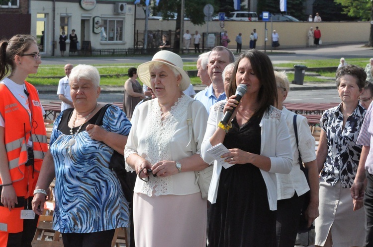 Wierni towarzyszą Maryi na plac koronacyjny