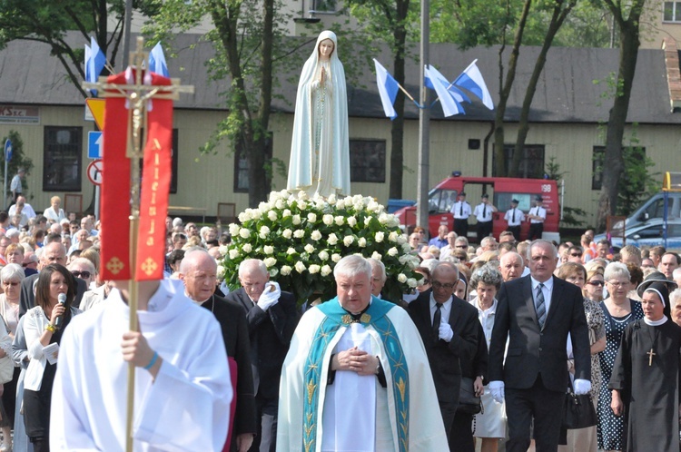 Wierni towarzyszą Maryi na plac koronacyjny