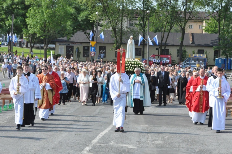 Wierni towarzyszą Maryi na plac koronacyjny