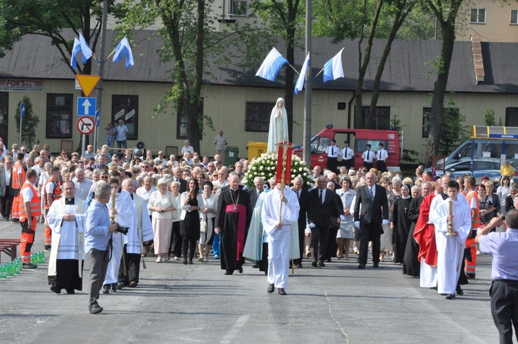 Wierni towarzyszą Maryi na plac koronacyjny