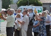 Wierni towarzyszą Maryi na plac koronacyjny