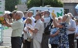 Wierni towarzyszą Maryi na plac koronacyjny