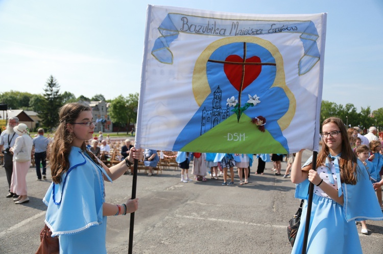 Procesja z figurą Matki Bożej Fatimskiej na plac koronacyjny