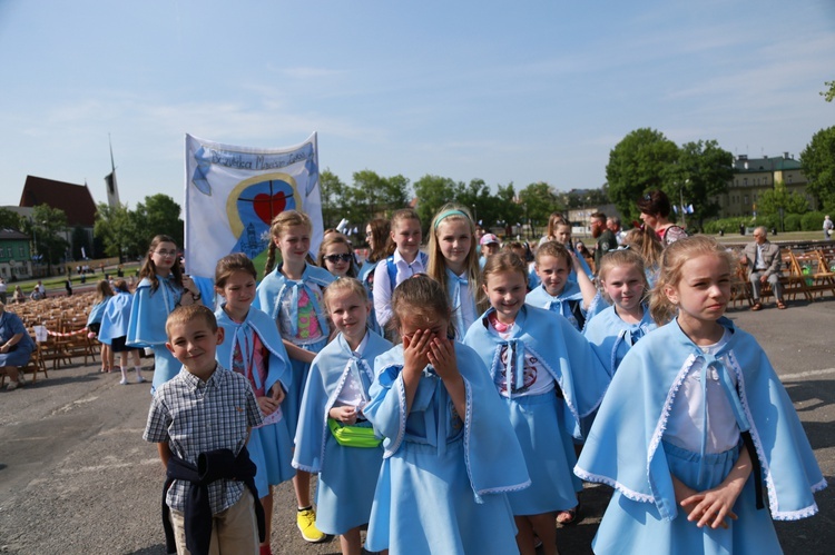 Procesja z figurą Matki Bożej Fatimskiej na plac koronacyjny