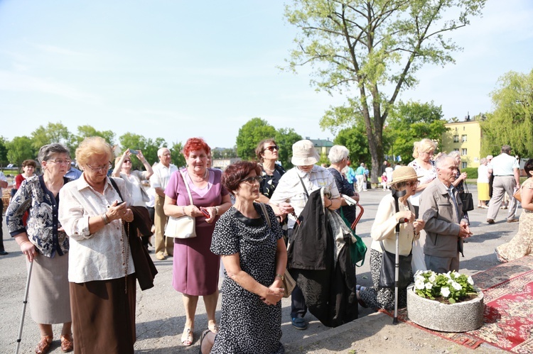 Procesja z figurą Matki Bożej Fatimskiej na plac koronacyjny