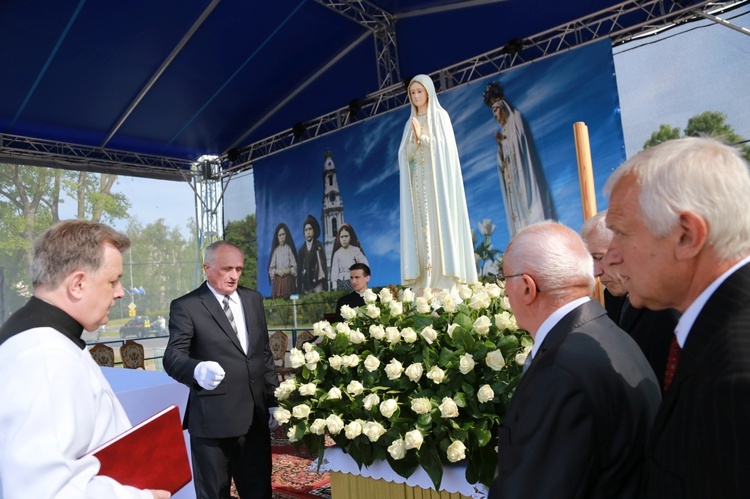 Procesja z figurą Matki Bożej Fatimskiej na plac koronacyjny