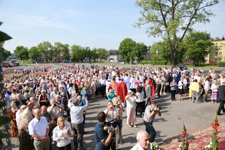 Procesja z figurą Matki Bożej Fatimskiej na plac koronacyjny